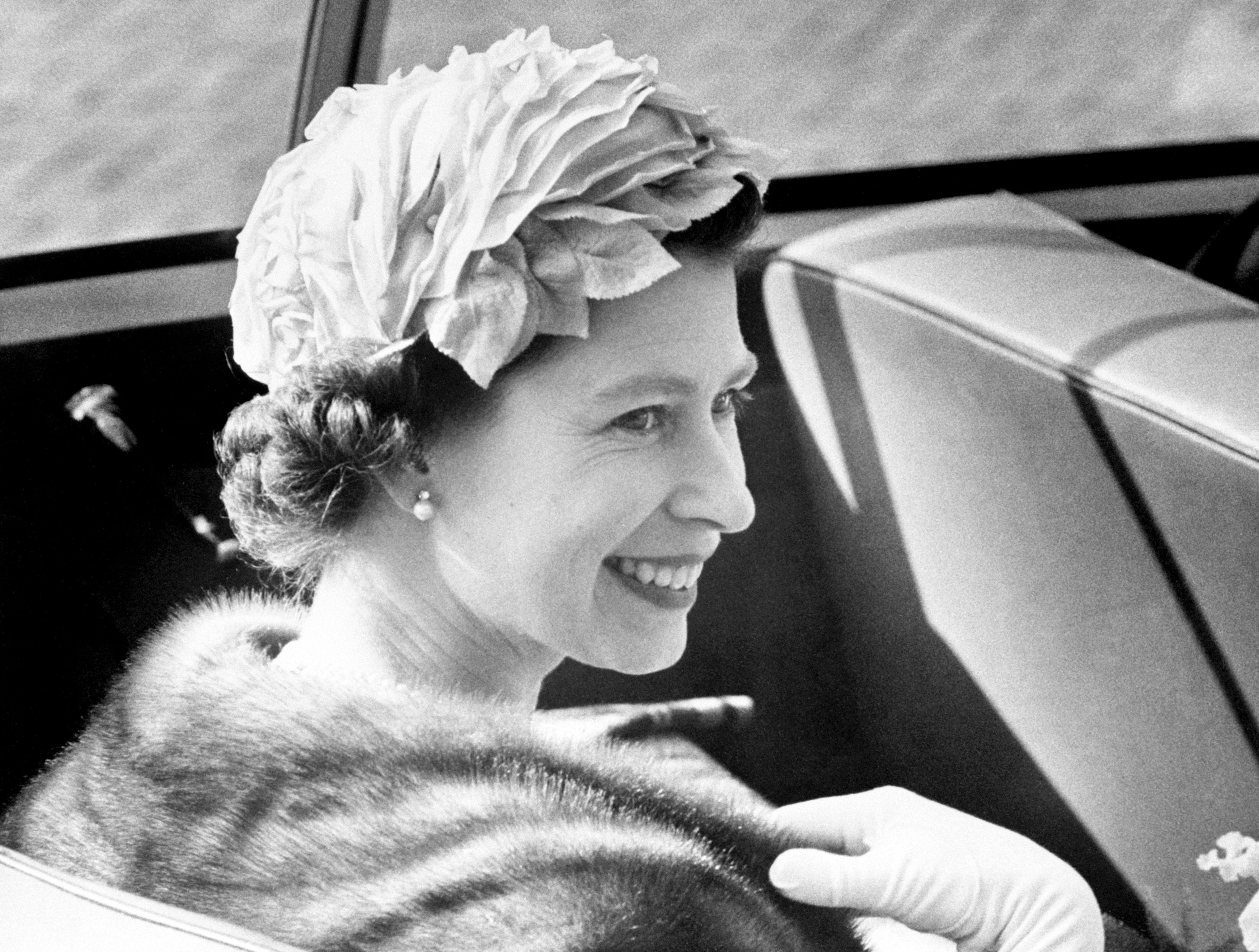 La reina Isabel II sonríe al llegar al Ayuntamiento de Copenhagen en 1957