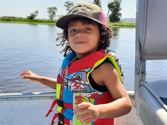 Niño desaparecido de tres años encontrado muerto en callejón después del asesinato de su madre