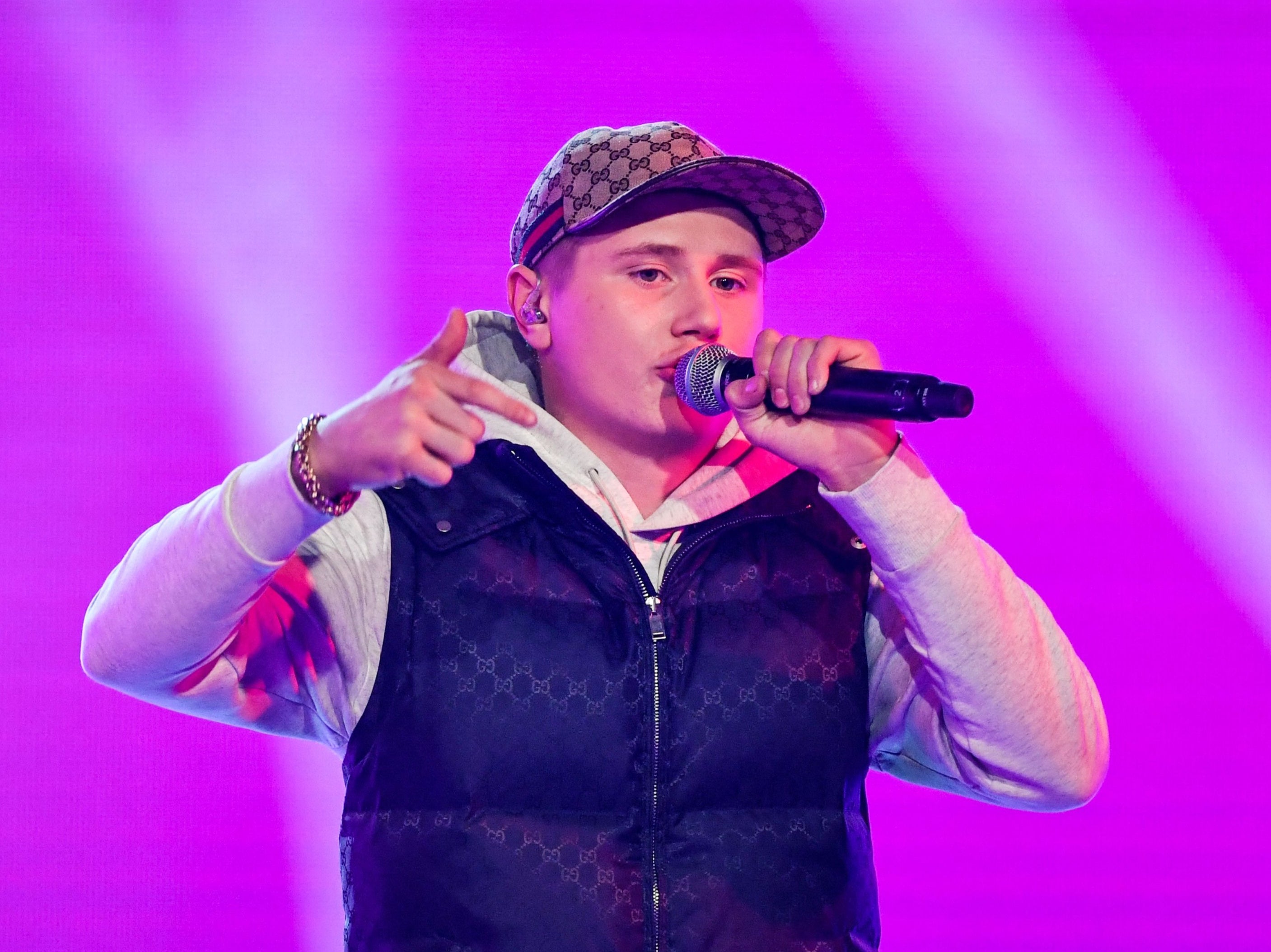 Einar: Rapero premiado de 19 años asesinado en tiroteo en Estocolmo ‘relacionado con pandillas’