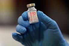 AP EXPLICA: ¿Conviene recibir vacuna de refuerzo? ¿Cuál?
