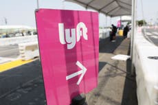 Hombre muere atropellado en una carretera luego de que conductor de Lyft sacara a él y a sus amigos del auto