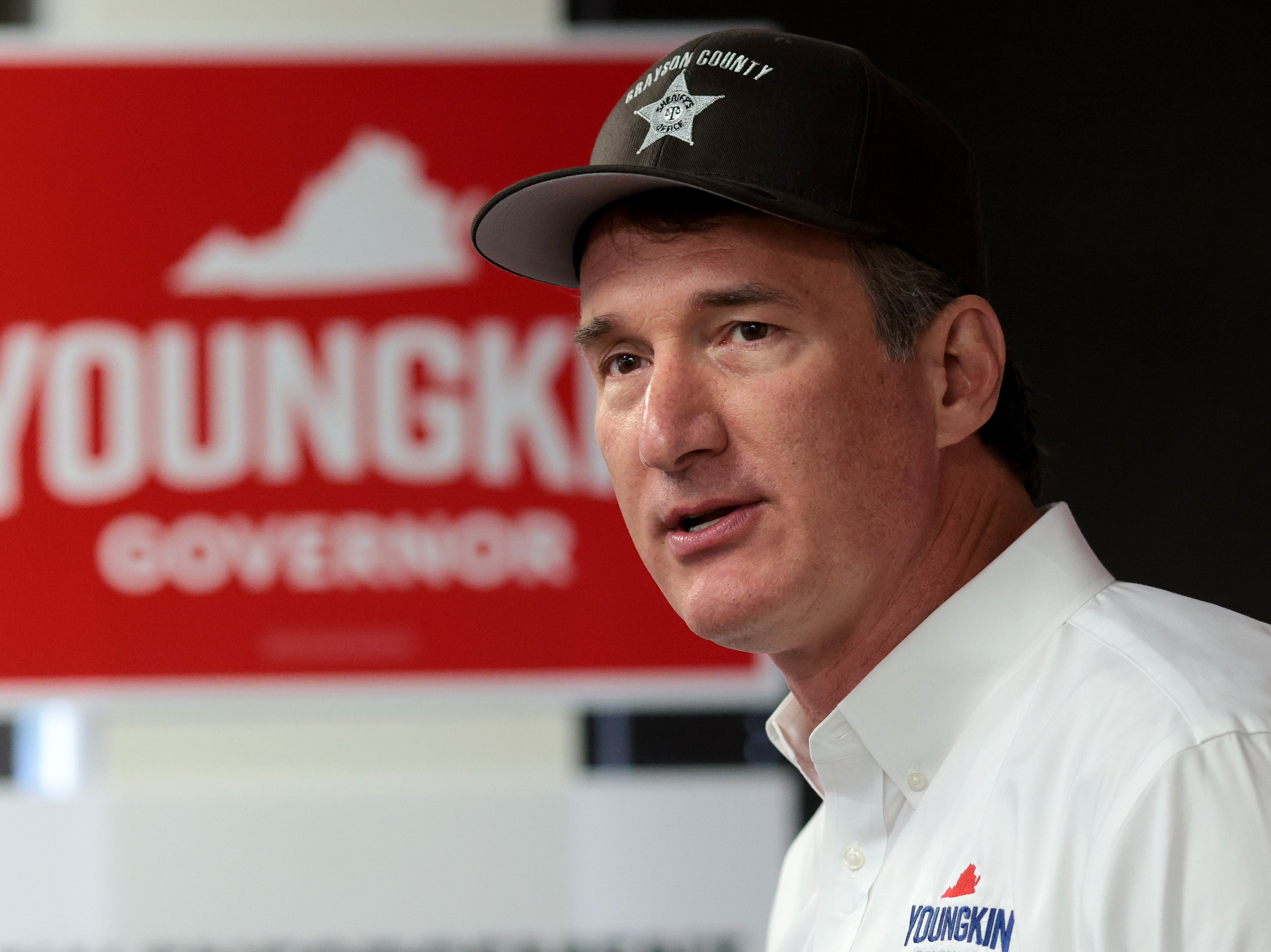 Candidato respaldado por Trump para gobernador de Virginia acusado de antisemitismo por alegar el complot de Soros contra las escuelas