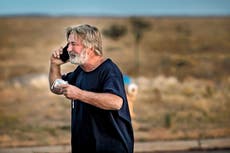 Tras tiroteo fatal, enemigos políticos señalan a Baldwin