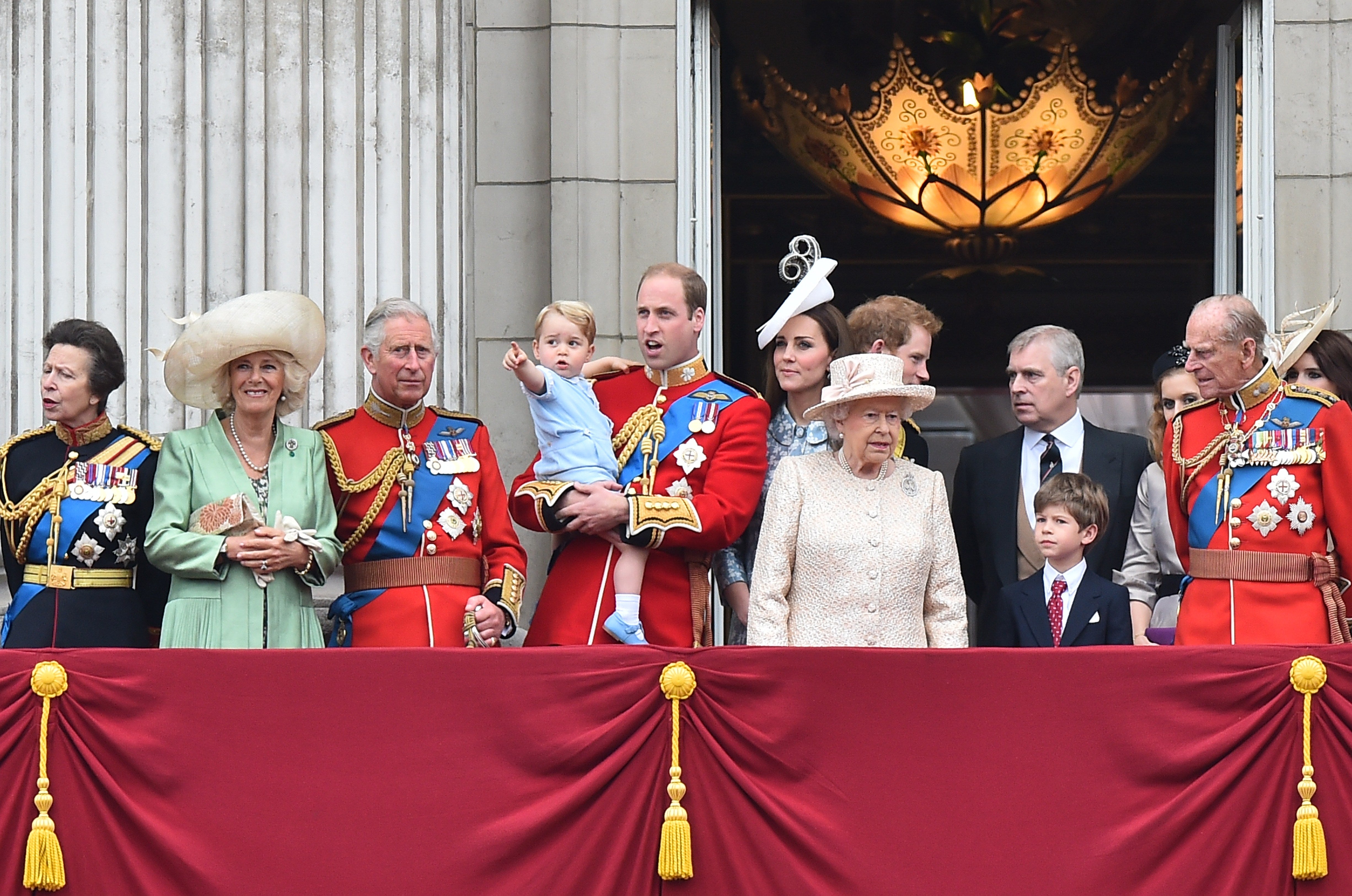 La familia real en el desfile anual por el cumpleaños de La Reina, “Trooping the Colour”, en Londres, 2015