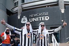 Newcastle se retracta sobre atuendos árabes
