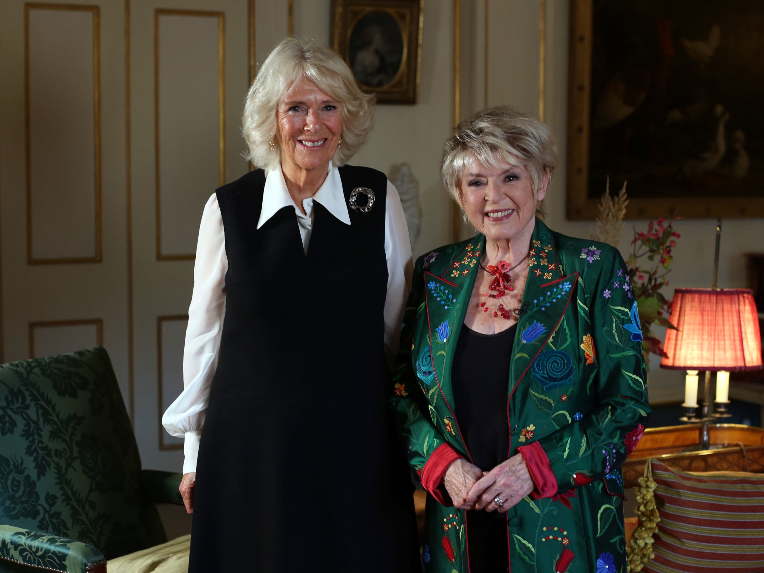 Folleto de la BBC foto de la duquesa de Cornualles (izquierda) que fue entrevistada por Gloria Hunniford en Morning Live para la BBC para conmemorar el Día Mundial de la Osteoporosis.