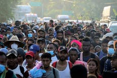 Unos 2.000 migrantes siguen caminando por el sur de México