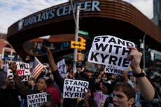 NBA: Protestan a favor de Kyrie Irving frente al estadio de los Brooklyn Nets