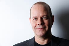 Fallece James Michael Tyler; interpretó a Gunther en Friends