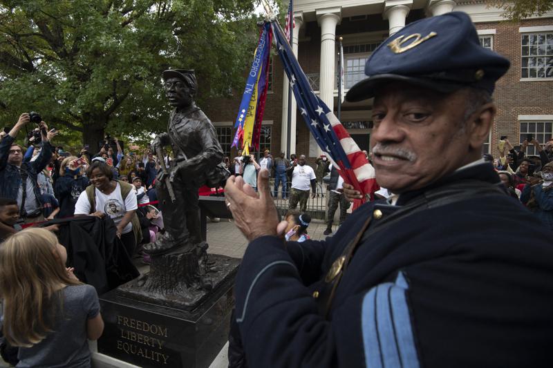 Monumento a soldados afroamericanos es erigido en ciudad de Tennessee que se negó a derribar estatua confederada
