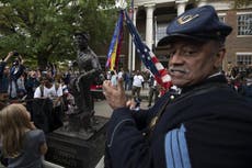 Monumento a soldados afroamericanos es erigido en ciudad de Tennessee que se negó a derribar estatua confederada