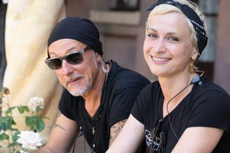 Rust: Serge Svetnoy, compañero de Halyna Hutchins, la sostuvo a en sus brazos mientras agonizaba