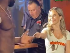 Luchador de MMA afirmó que “rechazó a mesera de Hooters”, ella responde que solo le dio un cupón