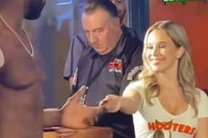 Luchador de MMA afirmó que “rechazó a mesera de Hooters”, ella responde que solo le dio un cupón
