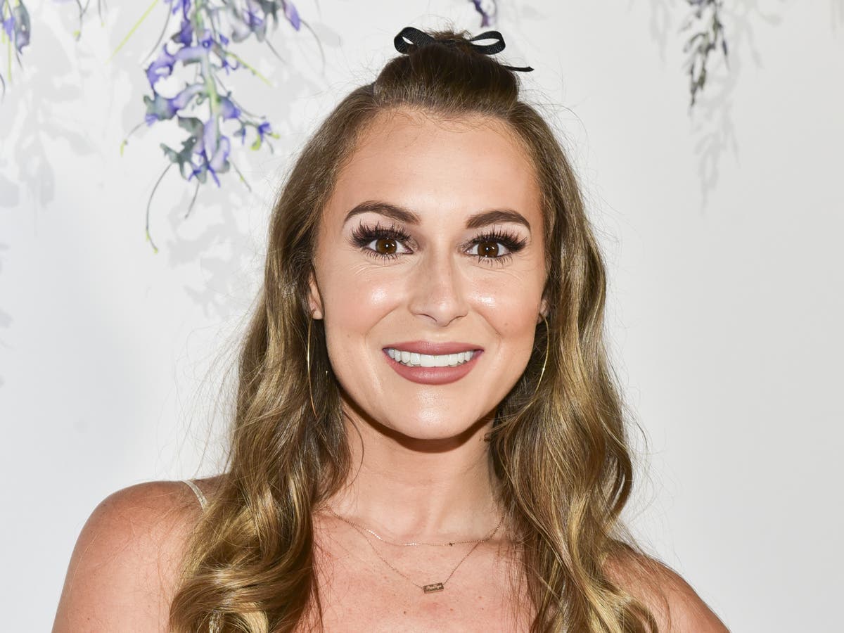 Actriz Alexa PenaVega critica comentarios en línea después de revelar que  le cortó el dedo a su hijo | Independent Español