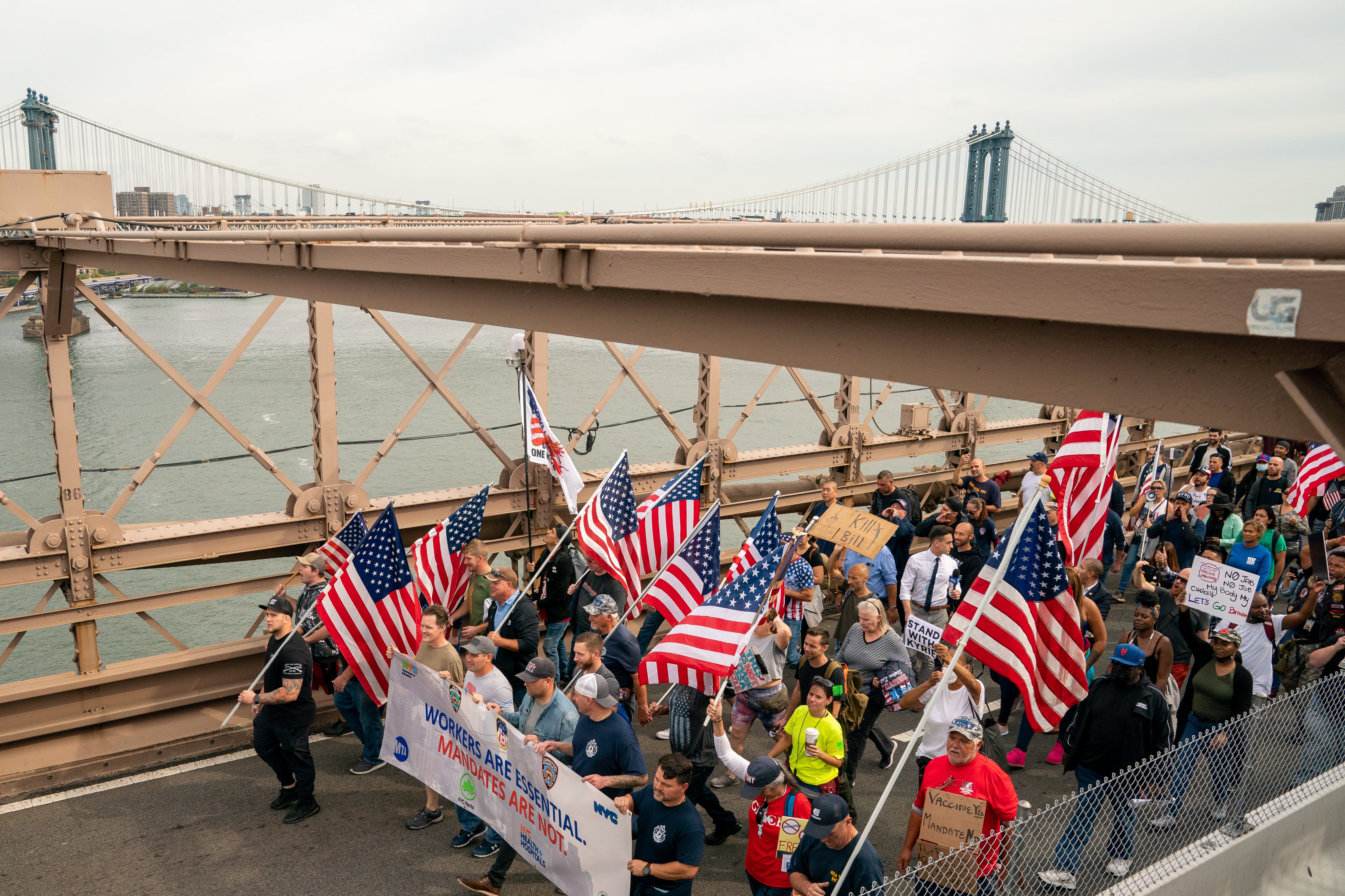 Manifestantes antivacunas cerraron el puente de Brooklyn para protestar contra el mandato de Nueva York