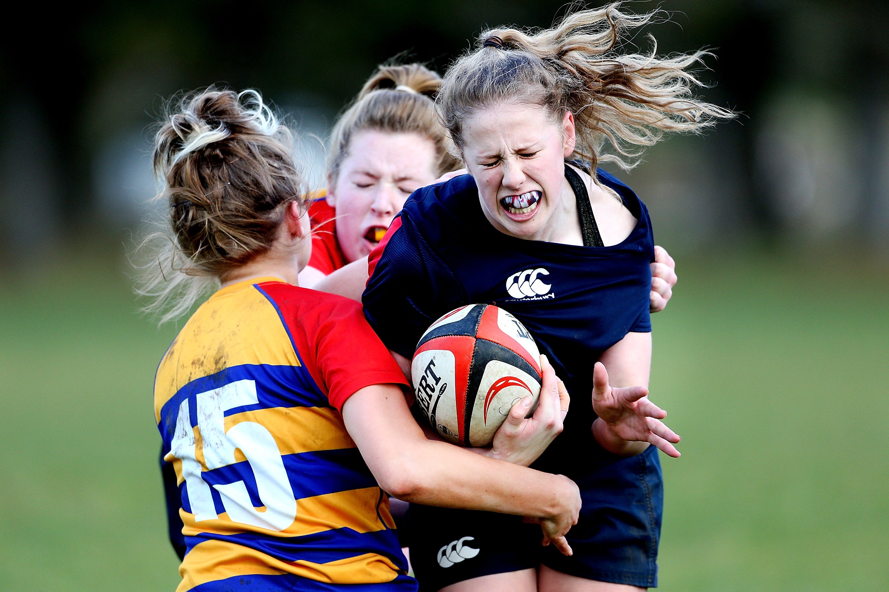 Gobernador texano firma ley que prohibe a las chicas trans practicar deportes femeninos en las escuelas