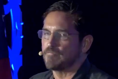 El actor de la Pasión de Cristo Jim Caviezel le dice a la conferencia de QAnon que envíe a sus enemigos 'de regreso al infierno donde pertenecen'