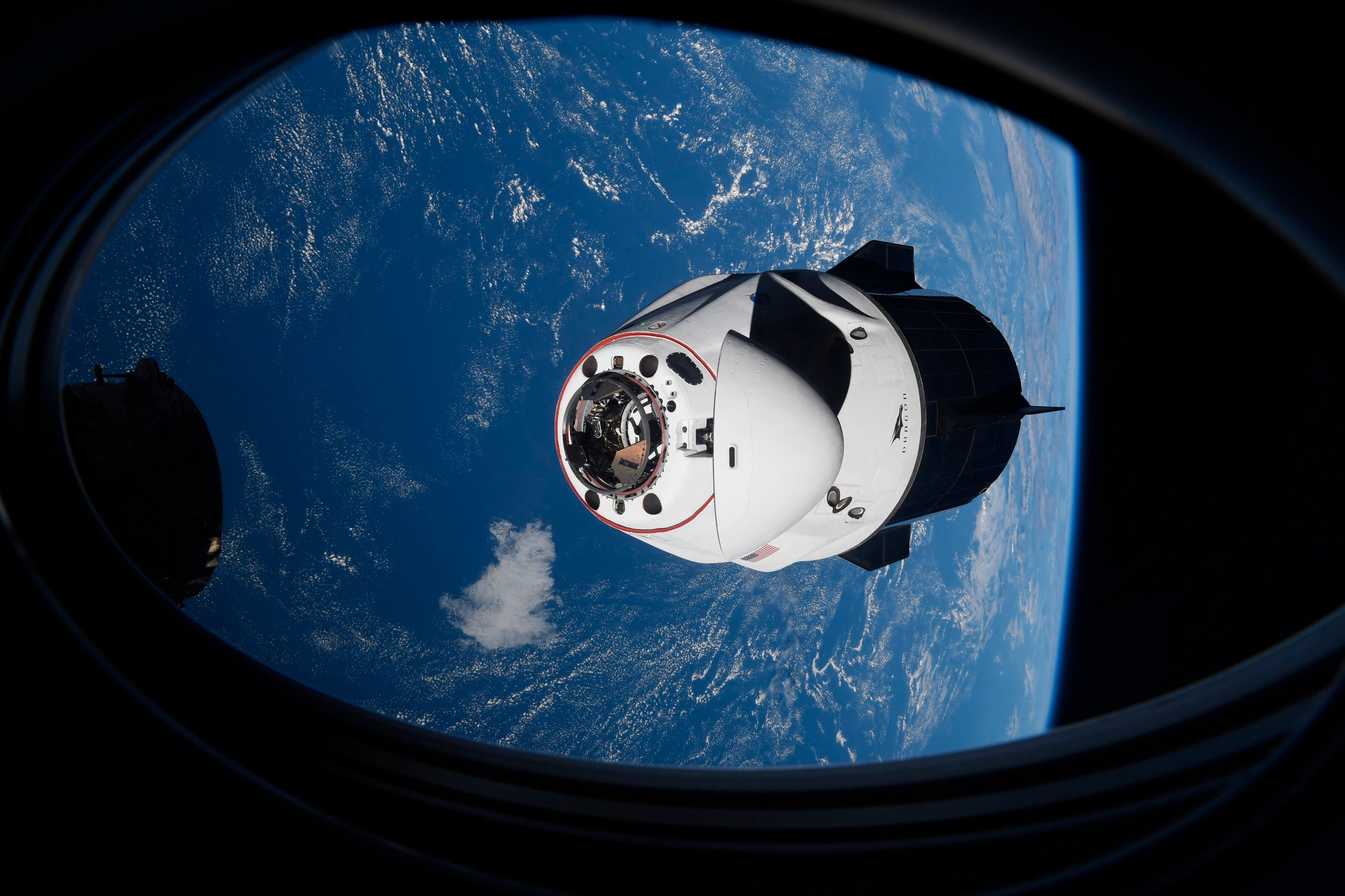 En esta foto de archivo del sábado 24 de abril de 2021, facilitada por la NASA, la cápsula Crew Dragon de SpaceX se acerca a la Estación Espacial Internacional para su acoplamiento