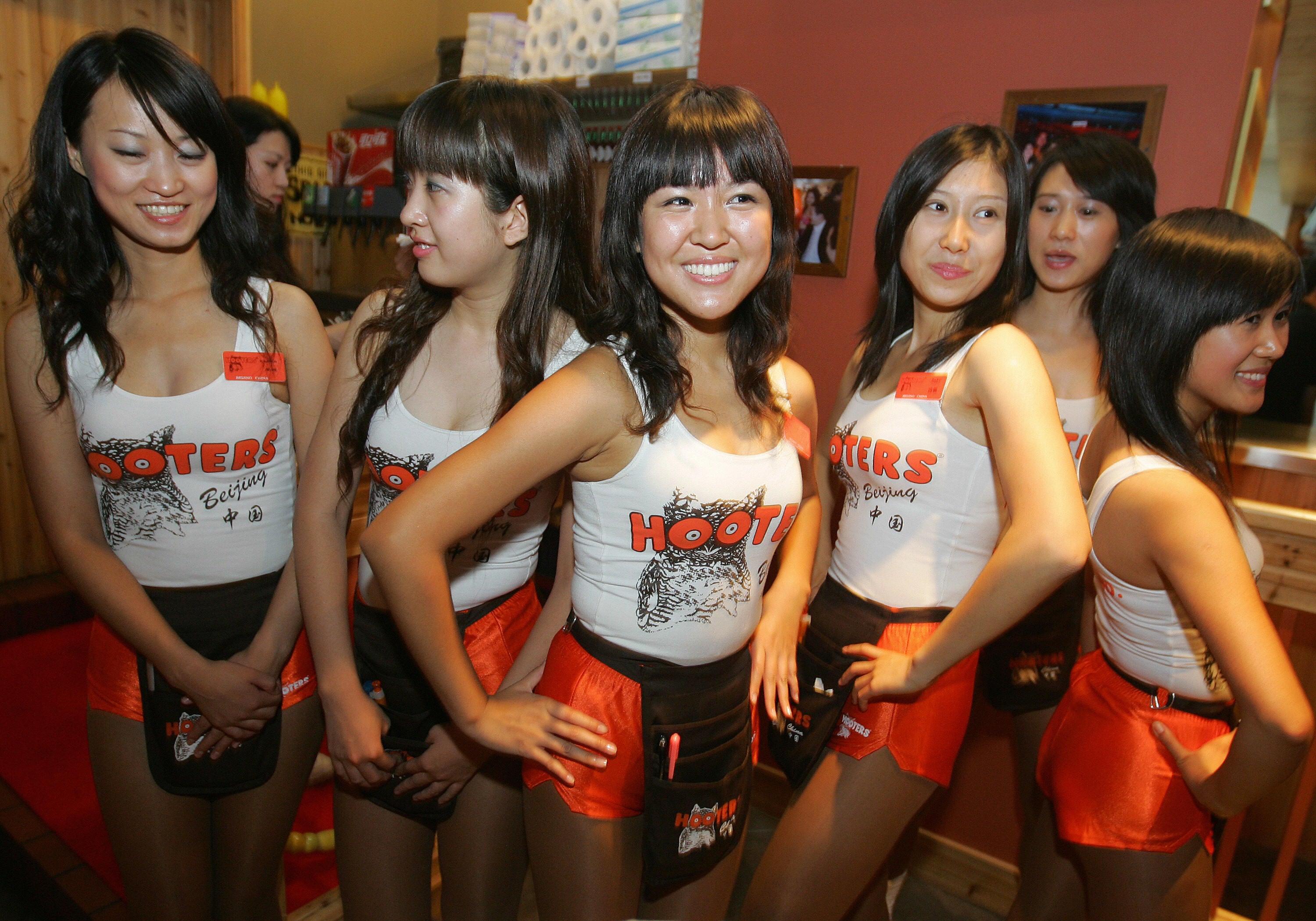 Mesera de Hooters revela cuánto gana en propinas en una semana, y el internet está sorprendido