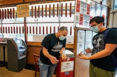 Vigilar cumplimiento de vacuna COVID es disparejo en EEUU