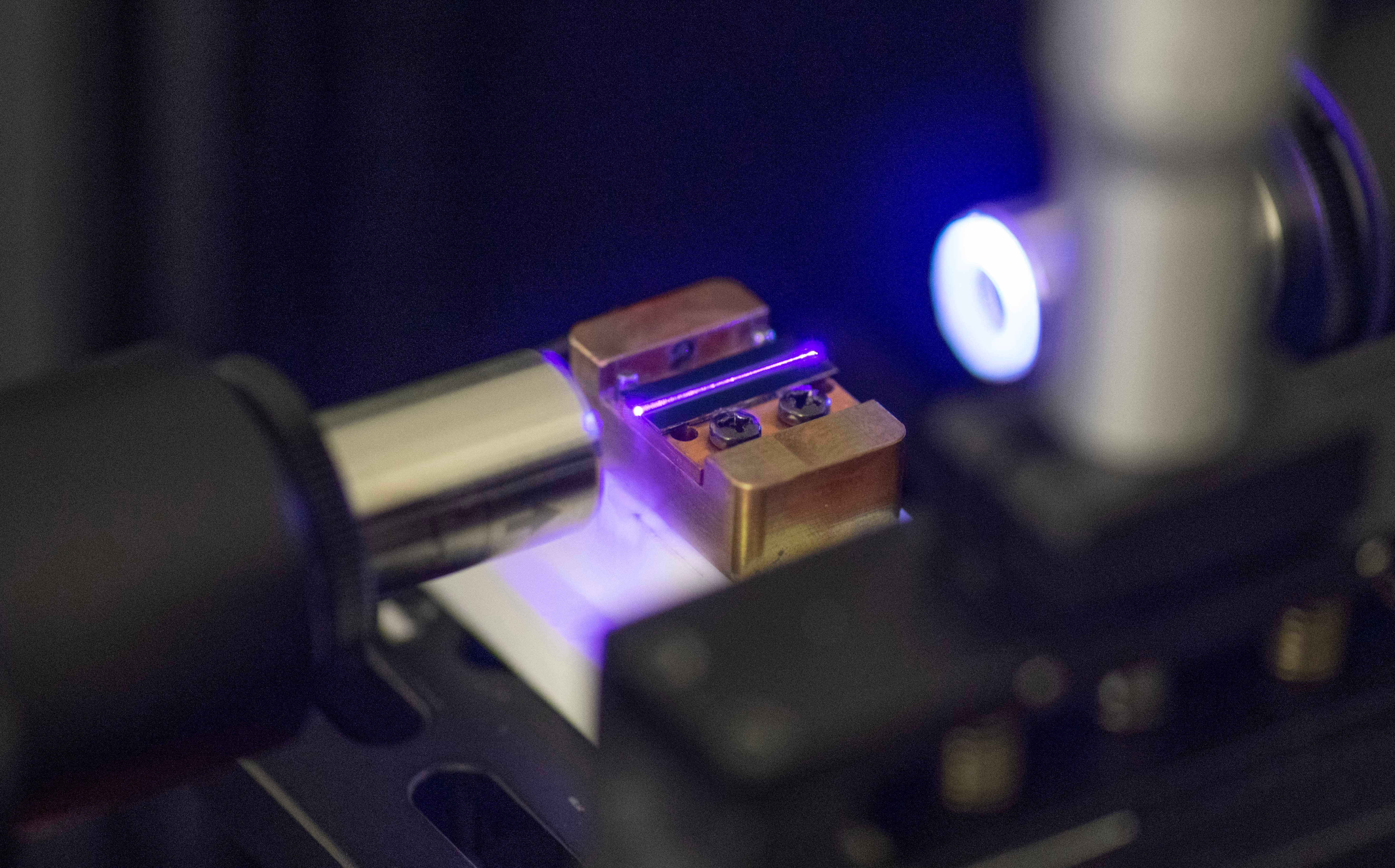Un láser prueba la guía de onda óptica de un chip para la computación cuántica en un laboratorio de la empresa tecnológica Q.ant en Stuttgart