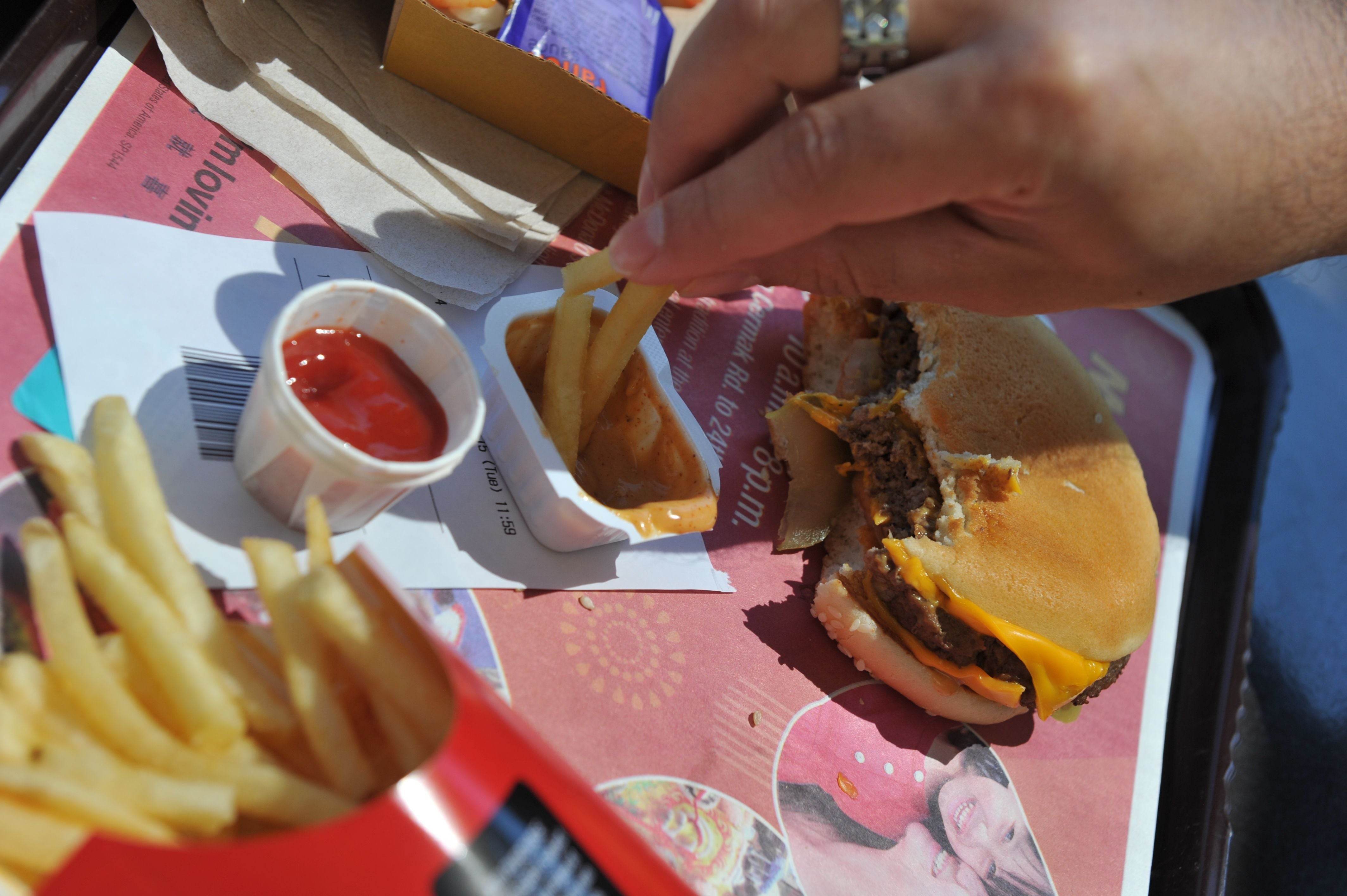 Estados Unidos: científicos encuentran químicos dañinos en las comidas rápidas que alteran las hormonas 