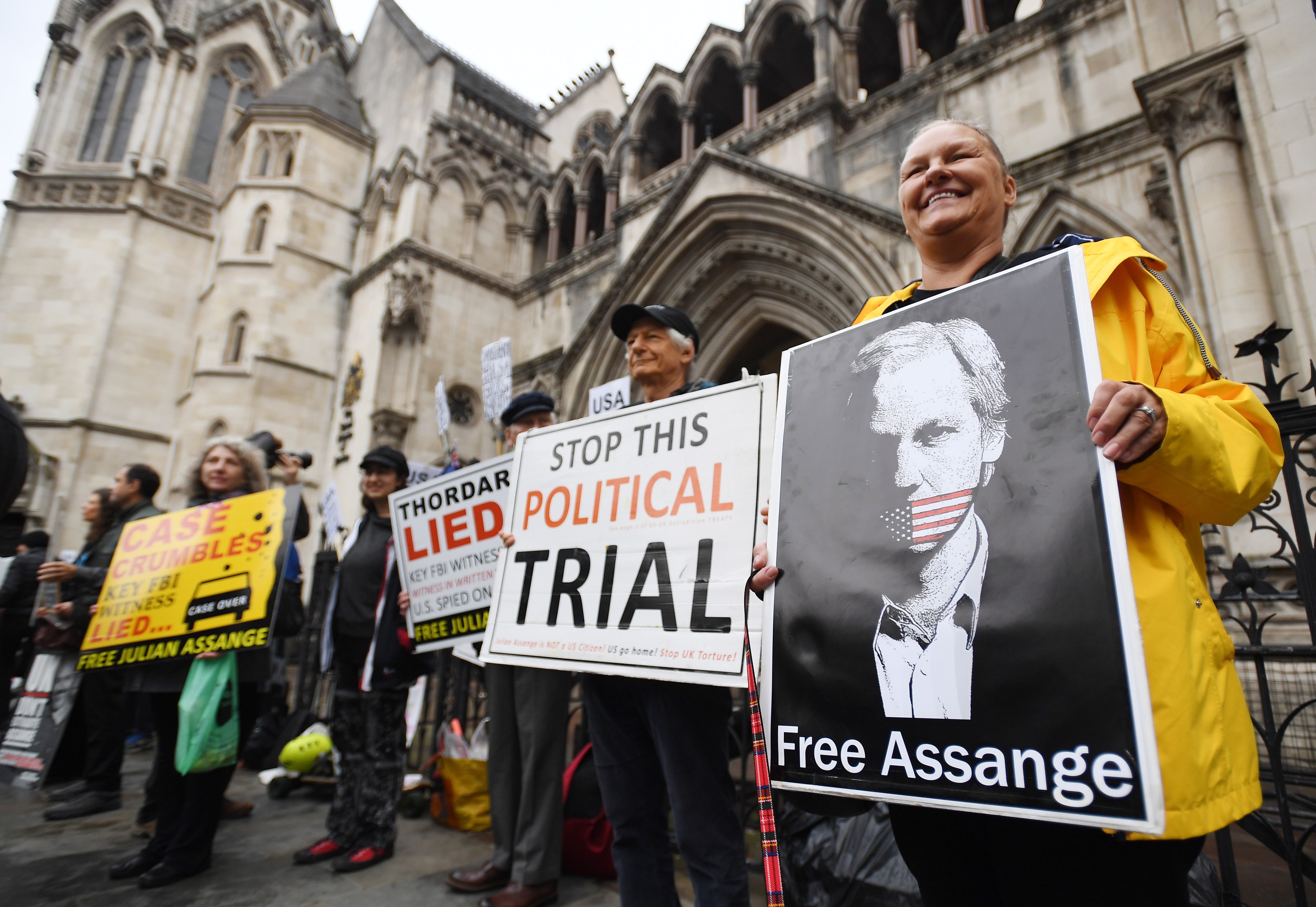 Simpatizantes del fundador de Wikileaks, Julian Assange, protestan fuera de la corte en Londres