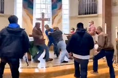 Estalla pelea cuando sacerdote católico pide a un hombre sin mascarilla que salga de una iglesia en Washington