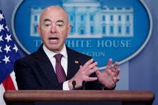 EE.UU. limitará arrestos de migrantes en zonas “protegidas”