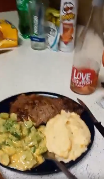 Brian Coulter se jacta del "mejor bistec que [ha] comido" en una publicación de Instagram el 14 de febrero.