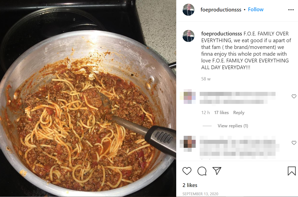 Brian Coulter muestra una enorme sartén llena de comida en su Instagram en septiembre de 2020