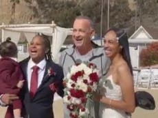 Tom Hanks posa con recién casadas después de aparecer sin invitación en boda: “Fue la guinda del pastel”