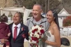 Tom Hanks posa con recién casadas después de aparecer sin invitación en boda: “Fue la guinda del pastel”