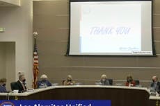 Presidenta de junta escolar de California es captada por micrófono al decir “púdrete” a madre antivacunas