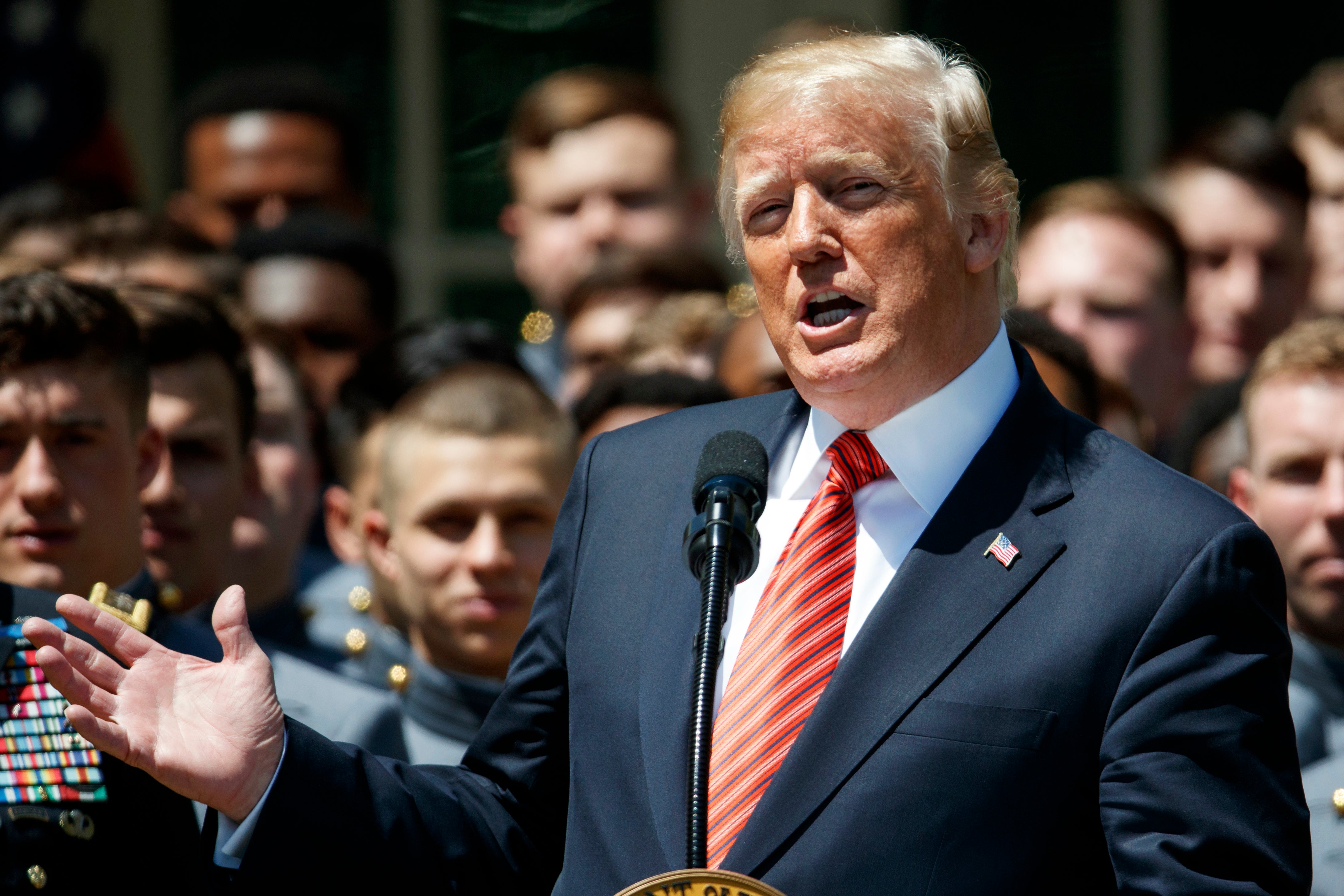 Donald Trump celebra públicamente que republicano Adam Kinzinger no buscará seguir en el Congreso