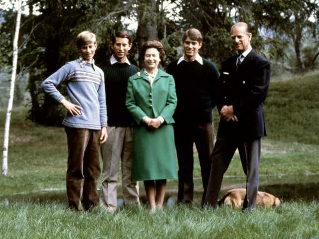 (LR) El príncipe Eduardo, el príncipe Carlos, la reina, el príncipe Andrés y el príncipe Felipe con uno de sus corgis en 1979