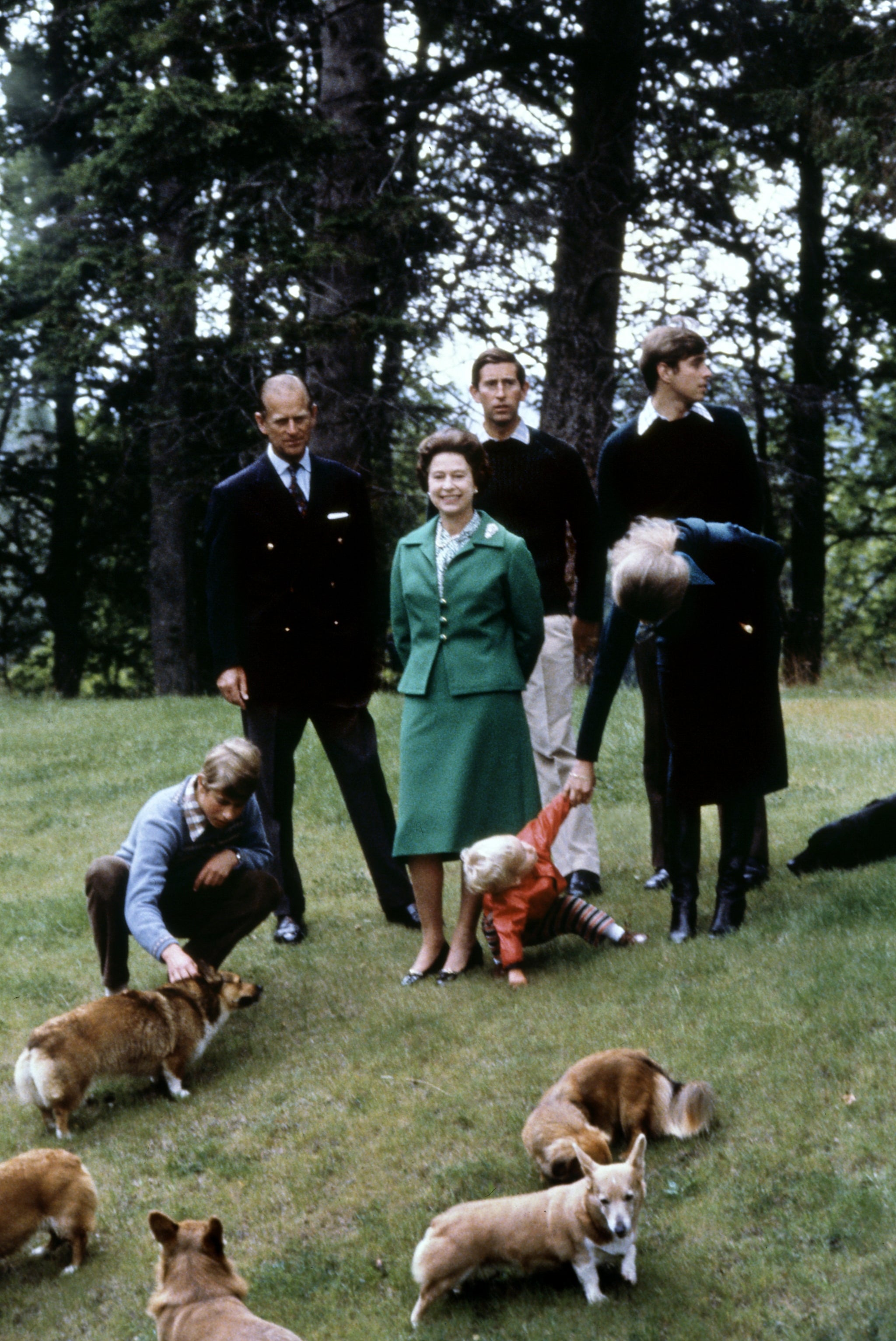 (De izquierda a derecha) El príncipe Eduardo, el príncipe Felipe, la reina Isabel, el príncipe Carlos, el príncipe Andrés y la princesa Ana con su hijo Peter Phillips con los corgis de la realeza en 1979