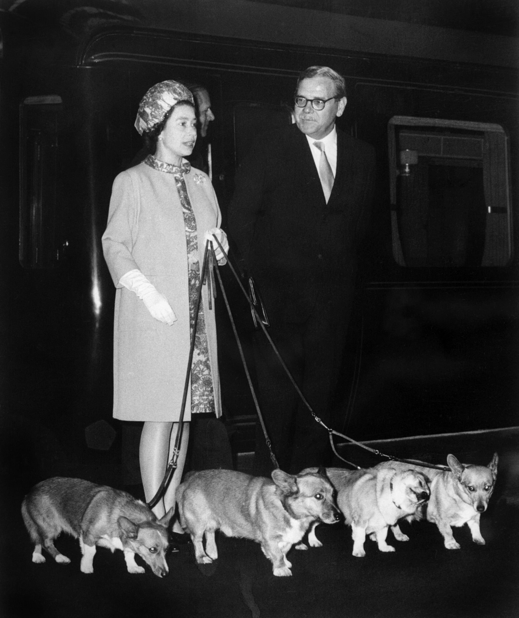 La reina Isabel II llega a la estación de tren de King’s Cross en 1969 con corgis a cuestas