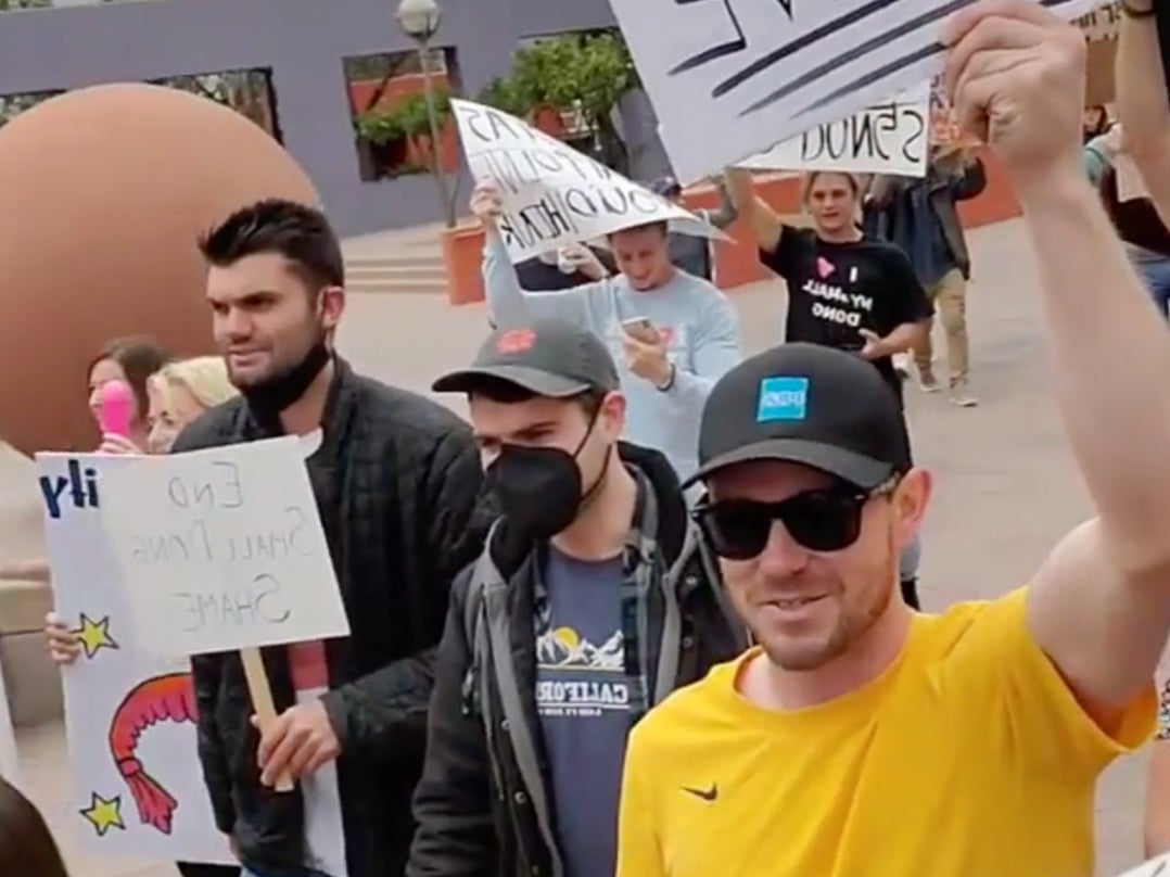 Cientos marchan para decir que el tamaño no importa en protesta por el pene en Los Ángeles