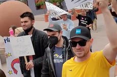 Cientos marchan para decir que el tamaño no importa en protesta por el pene en Los Ángeles