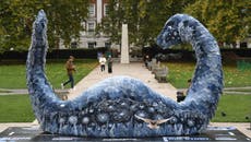 Presentan en Londres escultura del ‘monstruo de Cop Ness’ hecha con jeans