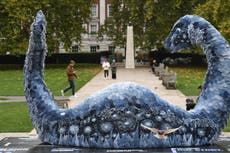 Presentan en Londres escultura del ‘monstruo de Cop Ness’ hecha con jeans