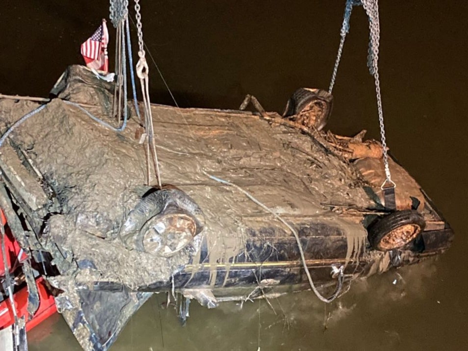 Hallan restos humanos en automóvil de mujer embarazada que desapareció junto con su hija hace más de 20 años