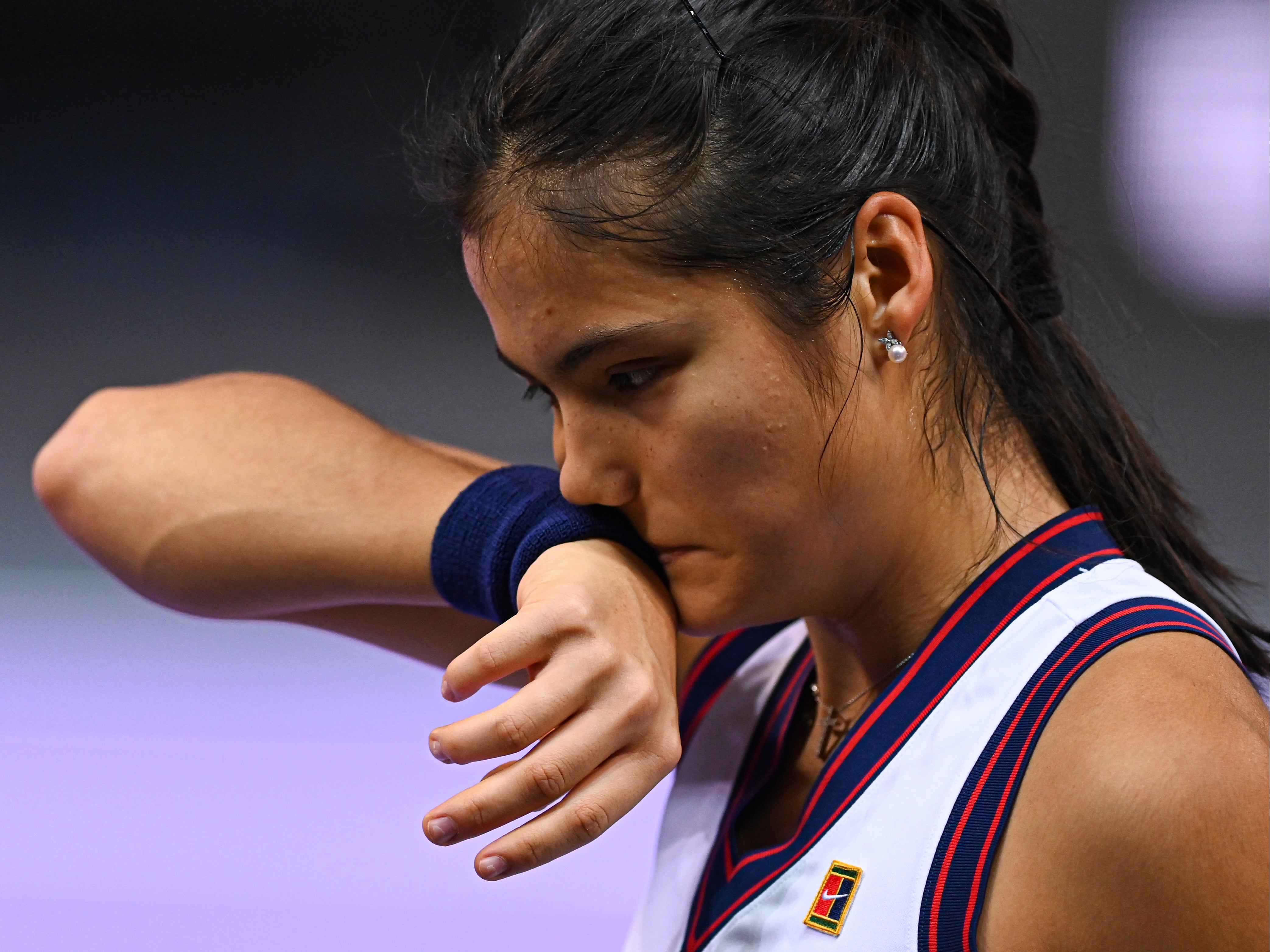 Emma Raducanu se retira del Abierto de Transilvania con una derrota plagada de errores ante Marta Kostyuk