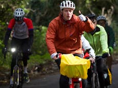 Médicos infantiles viajan en bicicleta de Londres a Glasgow para confrontar a líderes mundiales en la COP26