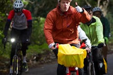 Médicos infantiles viajan en bicicleta de Londres a Glasgow para confrontar a líderes mundiales en la COP26