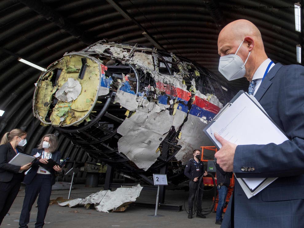 El juez neerlandés Hendrik Steenhuis observa los restos reconstruidos del vuelo MH17 de Malaysia Airlines en la base aérea militar de Gilze-Rijen