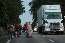 México: Caravana migrante conmemora Día de Muertos