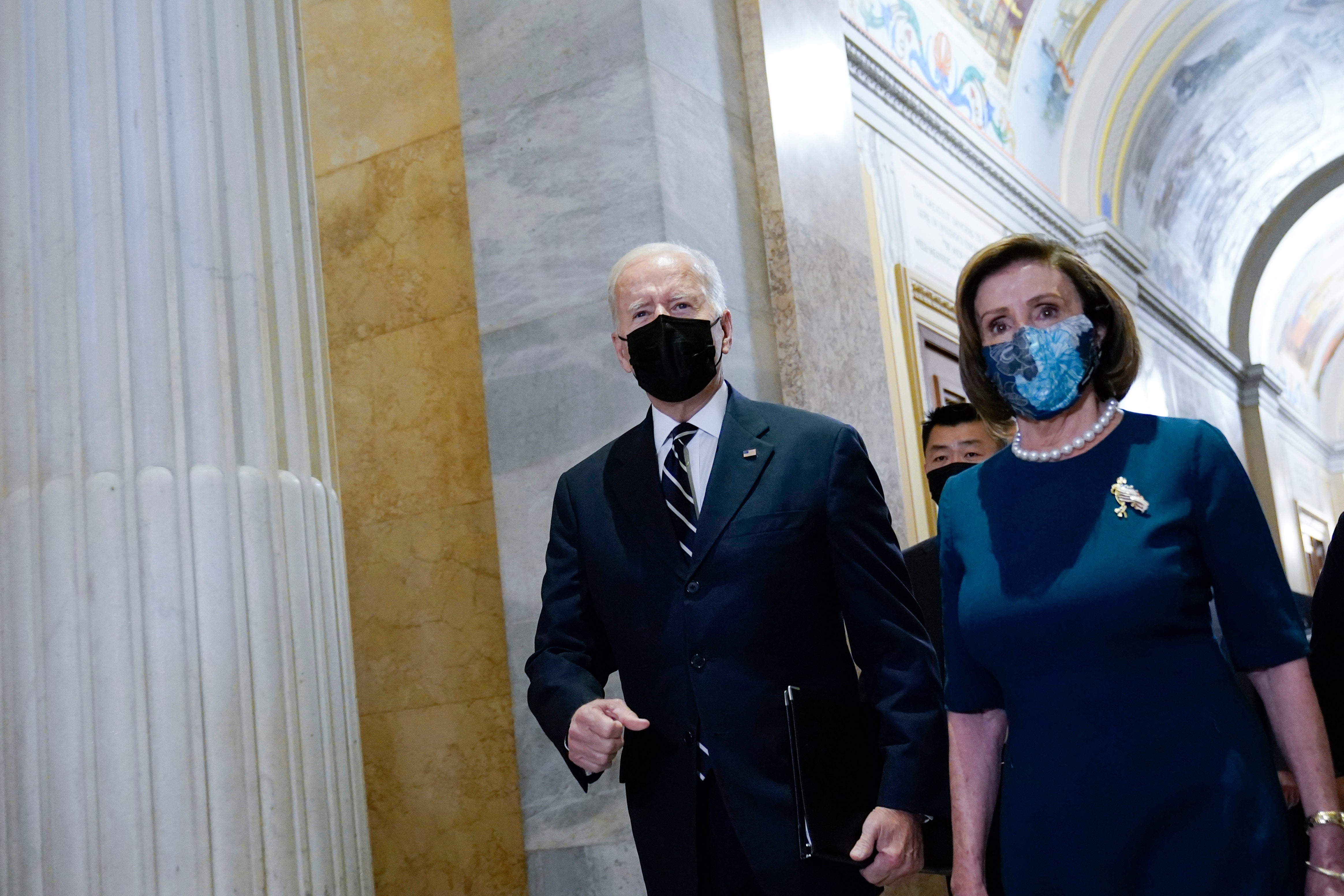 Pelosi defiende incluir licencia familiar remunerada pese a objeciones del senador Manchin